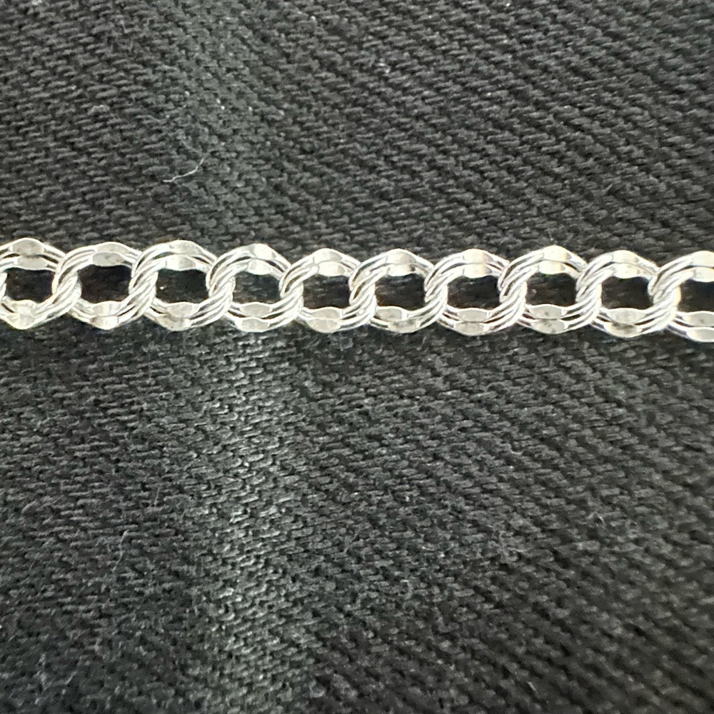 Elegant Silver Chain Bracelet - Picture 5 of 6